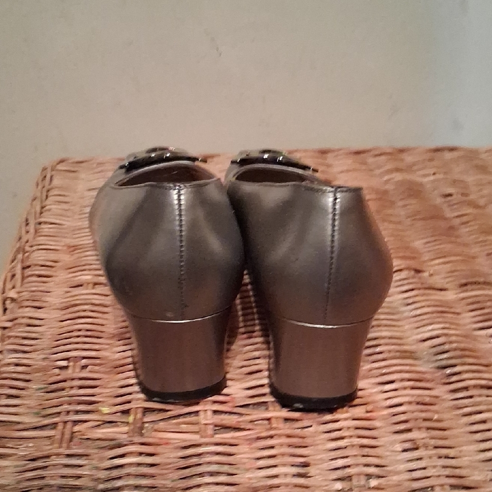 Salvatore Ferragamo Women's Metallic Gray Heels Size 7 1/2 AA - Picture 8 of 15